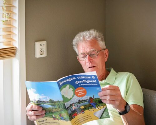 Man leest magazine Bewegen, Cultuur en Gezelligheid